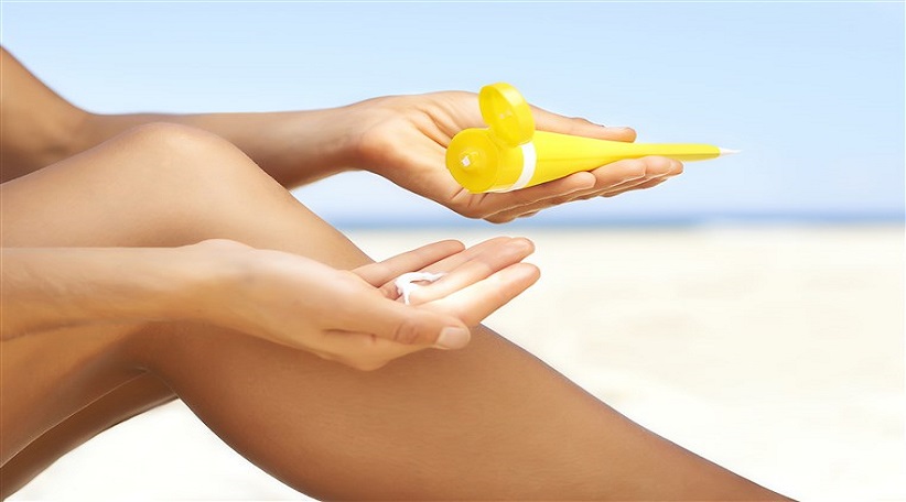 applying-sunscreen-on-beach